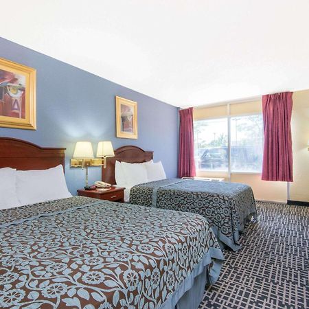 Days Inn & Suites By Wyndham Wichita East Kültér fotó