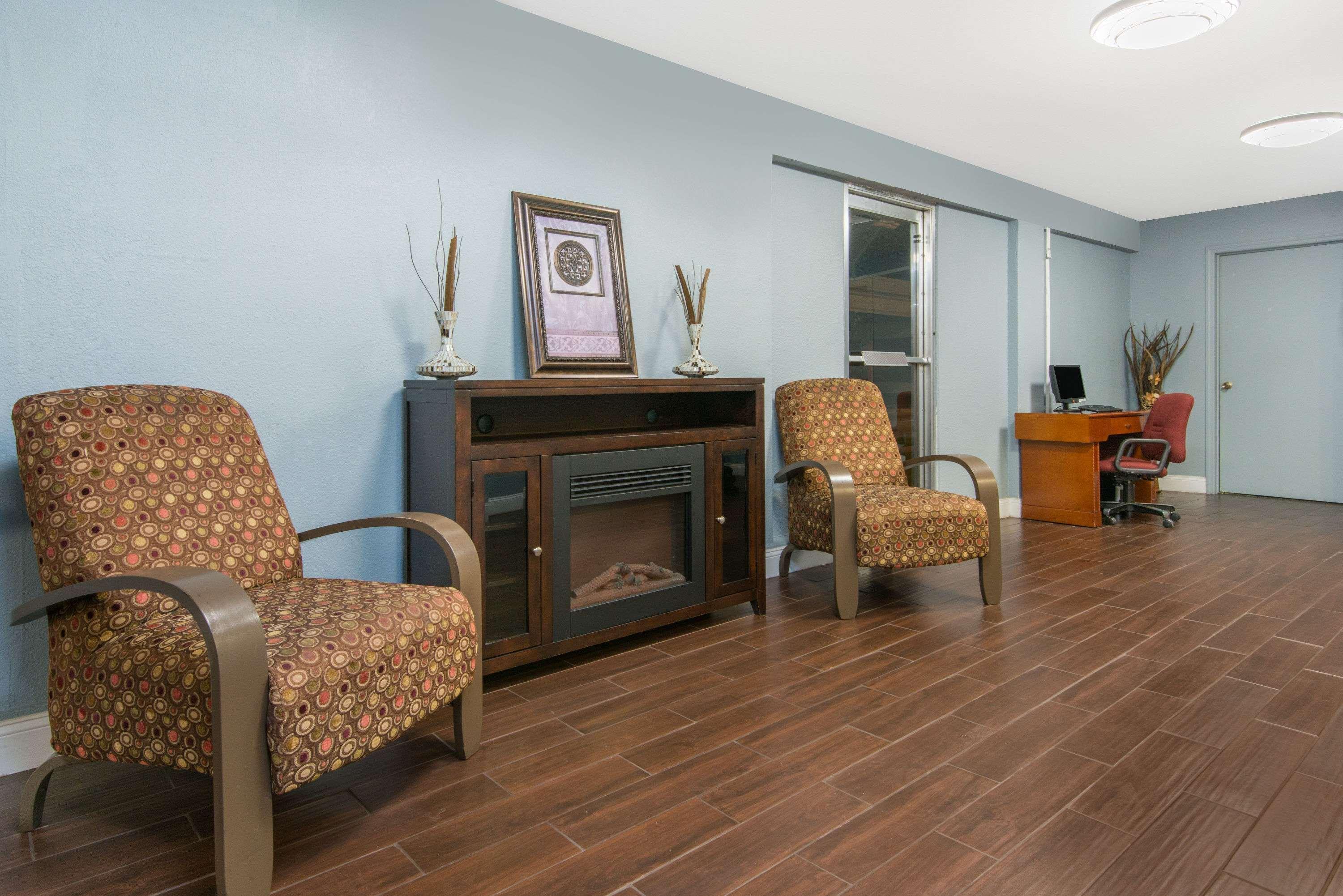 Days Inn & Suites By Wyndham Wichita East Kültér fotó