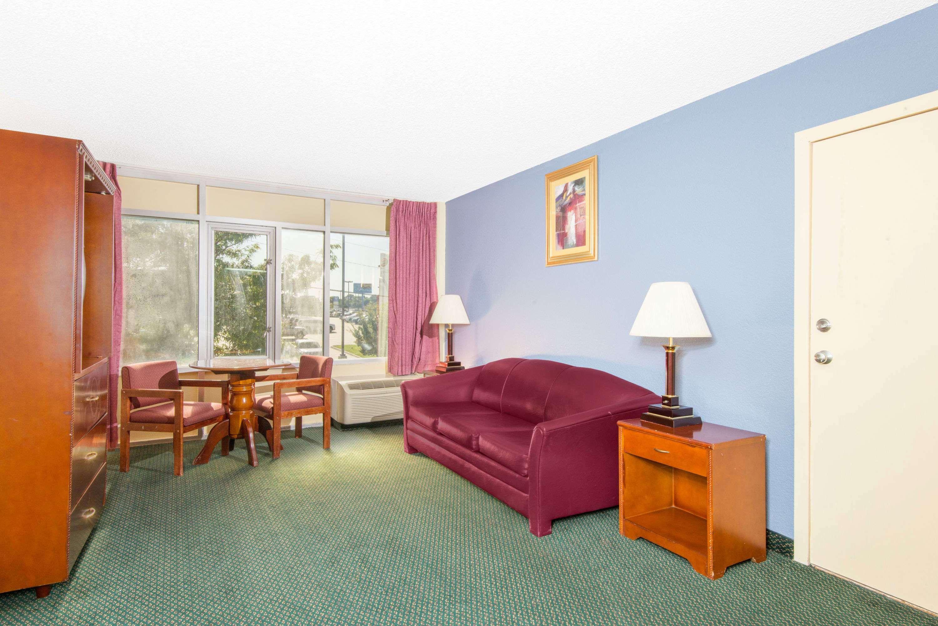 Days Inn & Suites By Wyndham Wichita East Kültér fotó