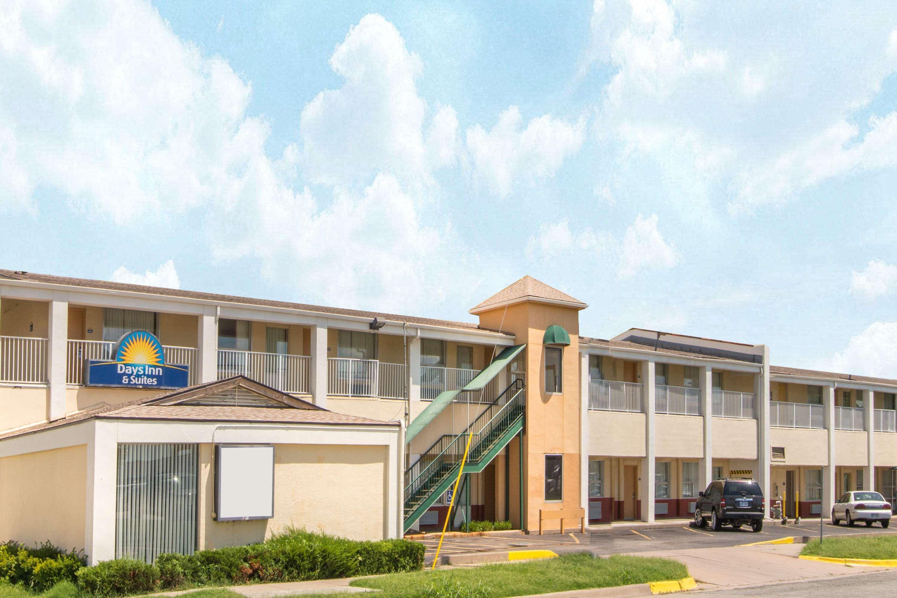 Days Inn & Suites By Wyndham Wichita East Kültér fotó