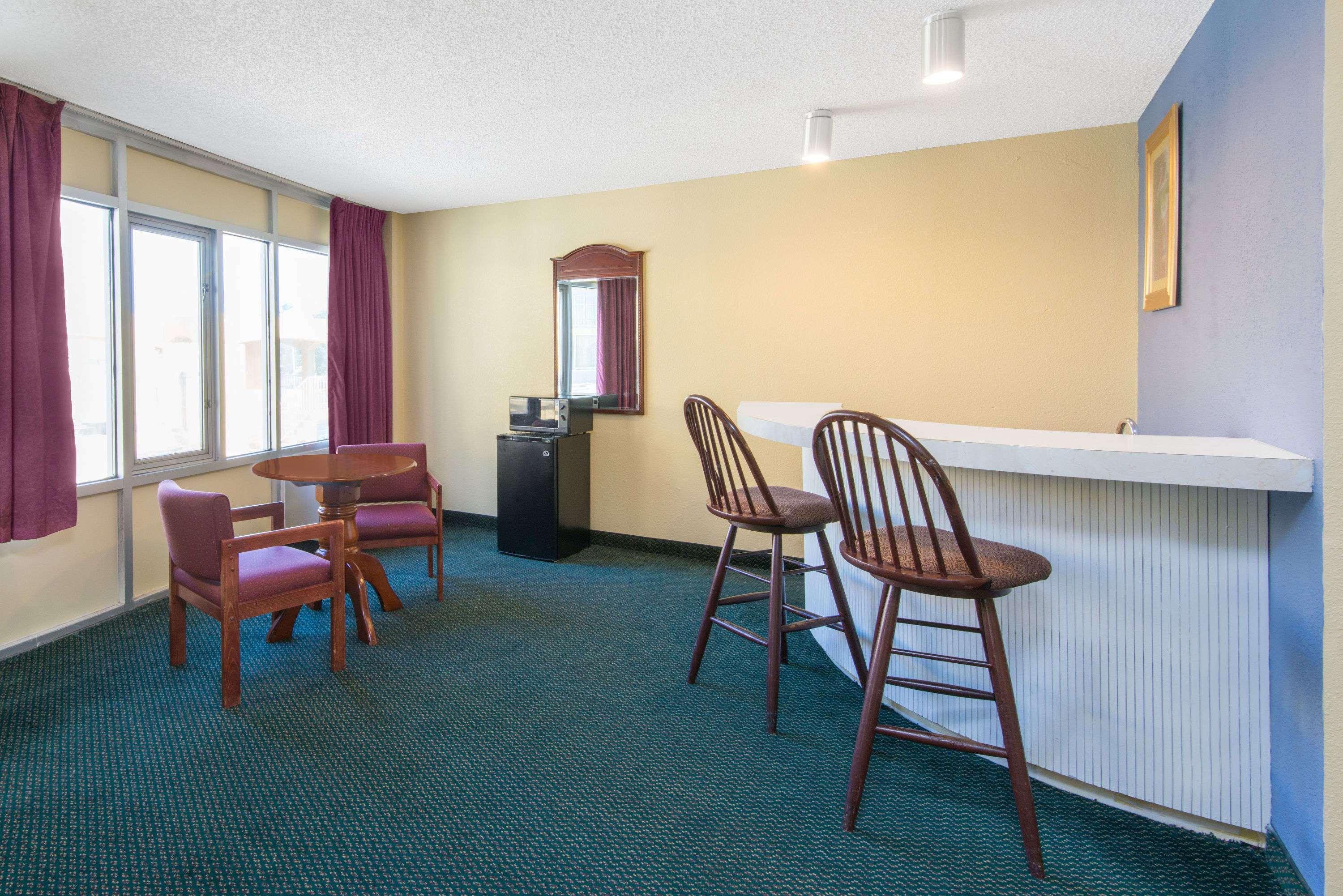 Days Inn & Suites By Wyndham Wichita East Kültér fotó