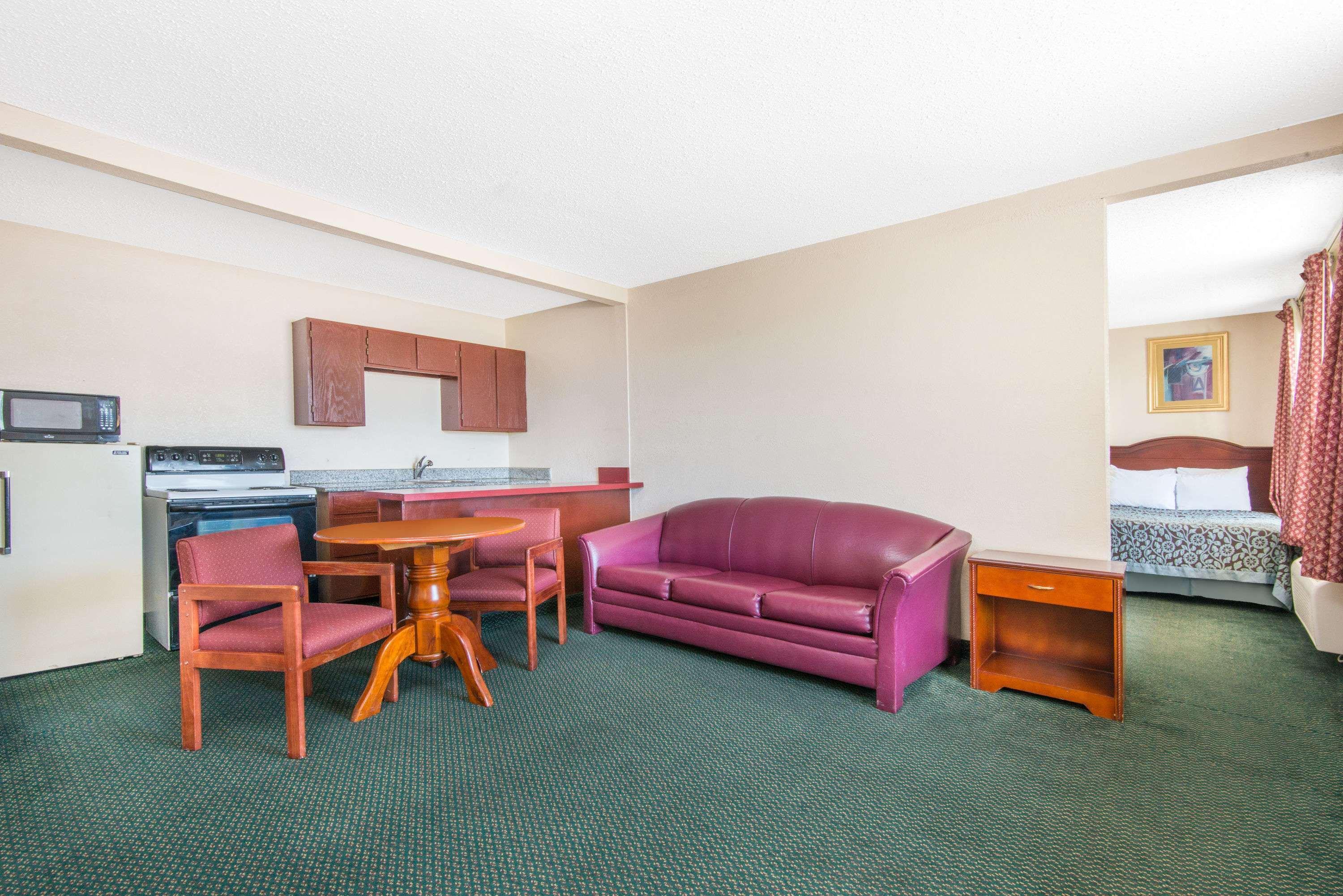 Days Inn & Suites By Wyndham Wichita East Kültér fotó