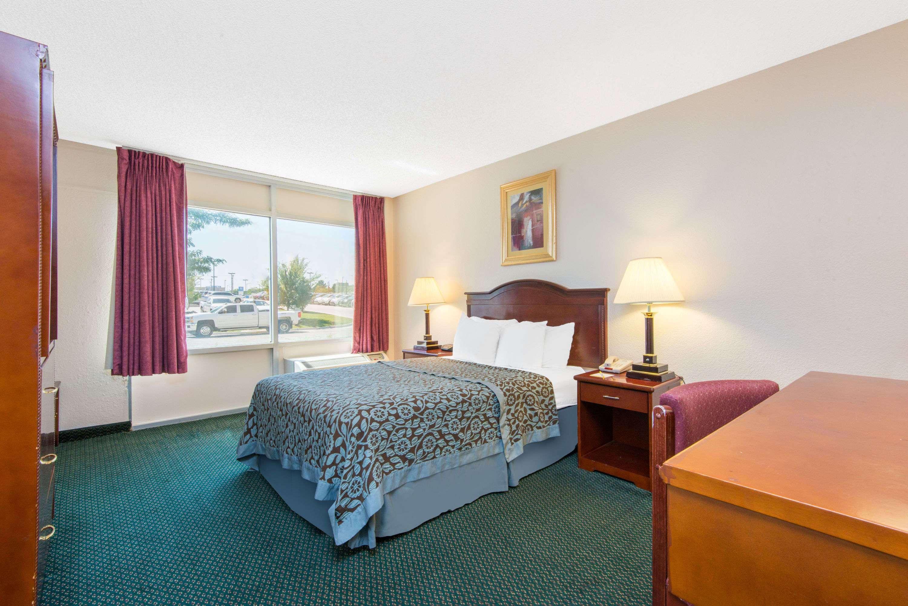 Days Inn & Suites By Wyndham Wichita East Kültér fotó