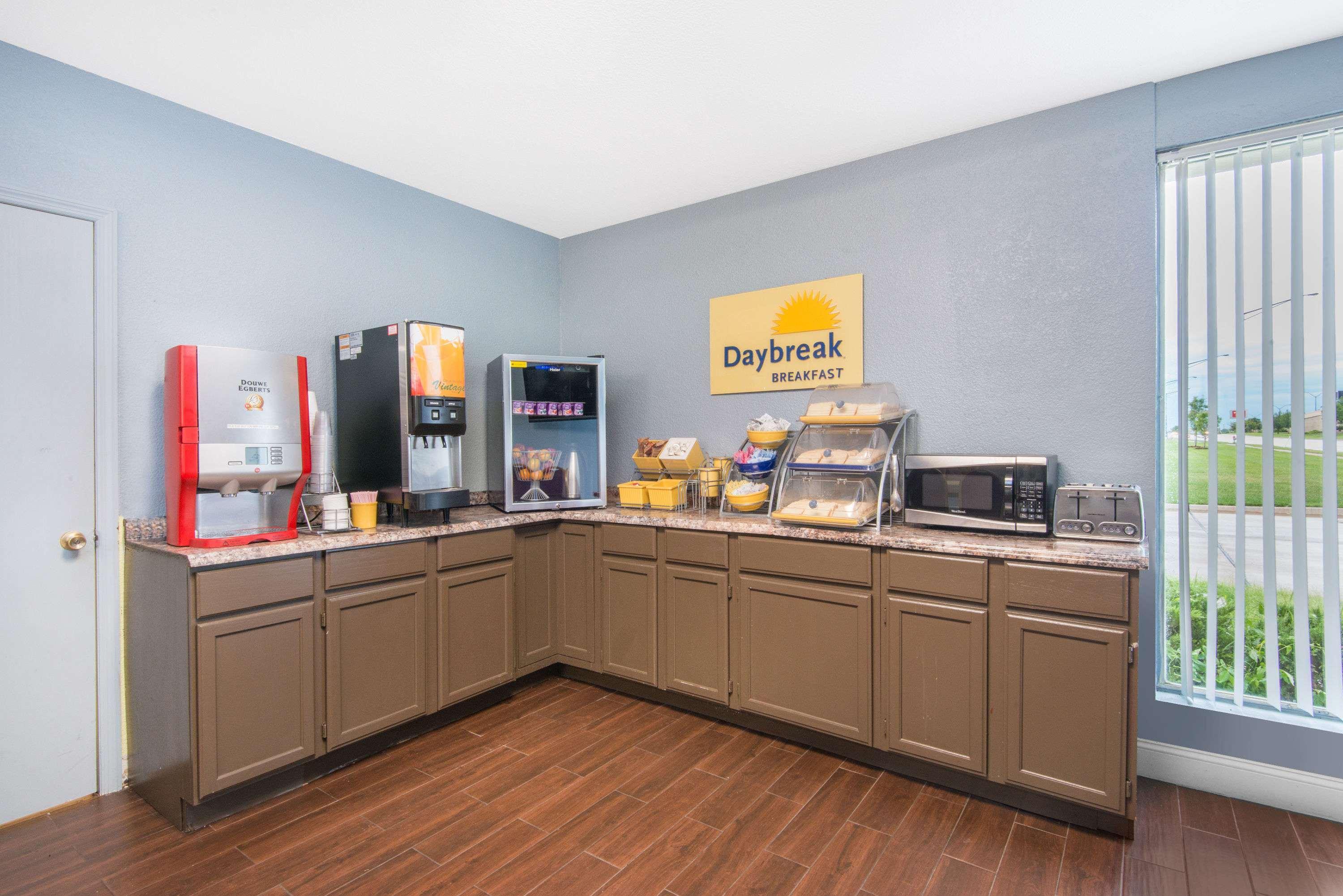 Days Inn & Suites By Wyndham Wichita East Kültér fotó