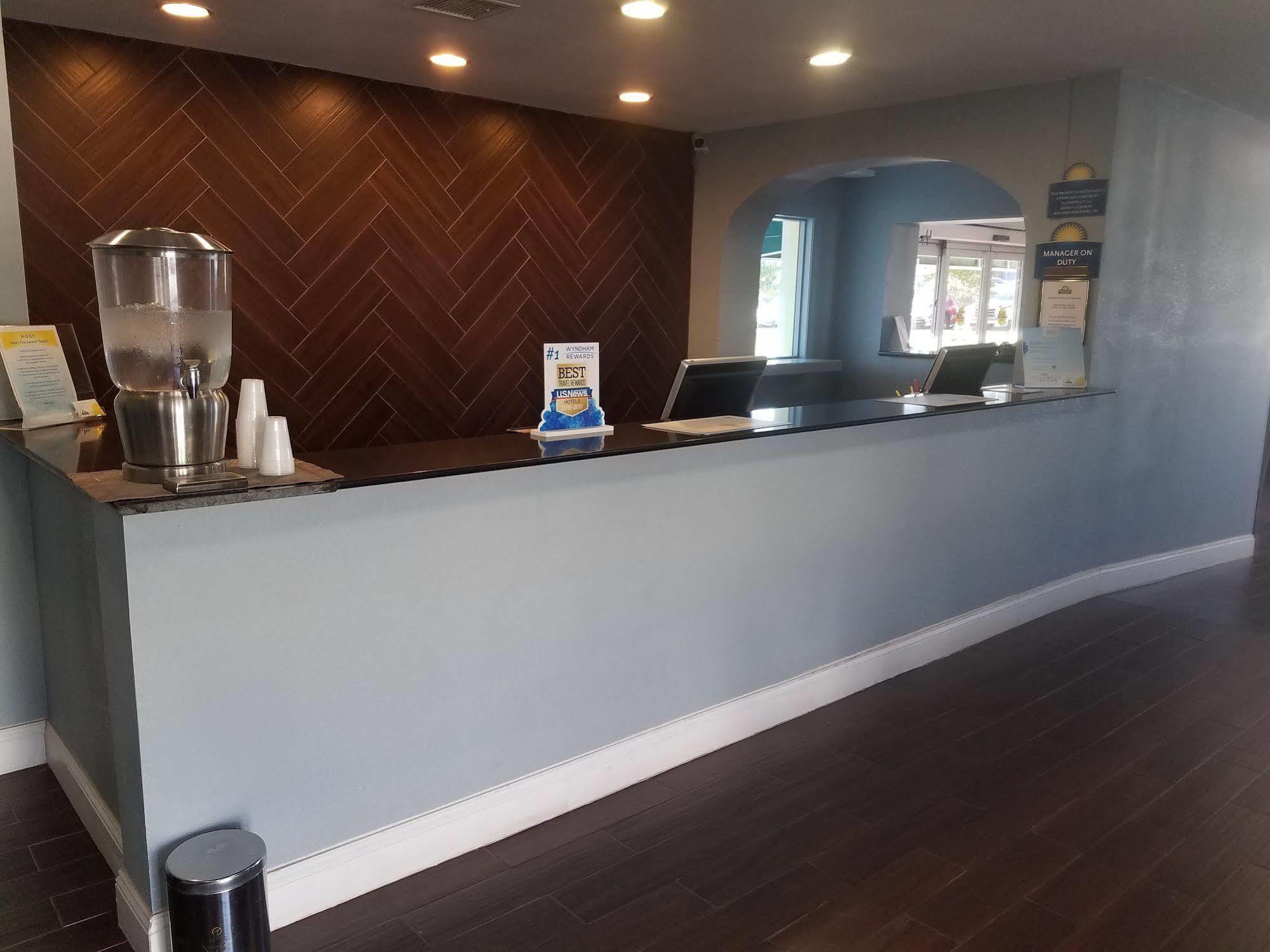 Days Inn & Suites By Wyndham Wichita East Kültér fotó