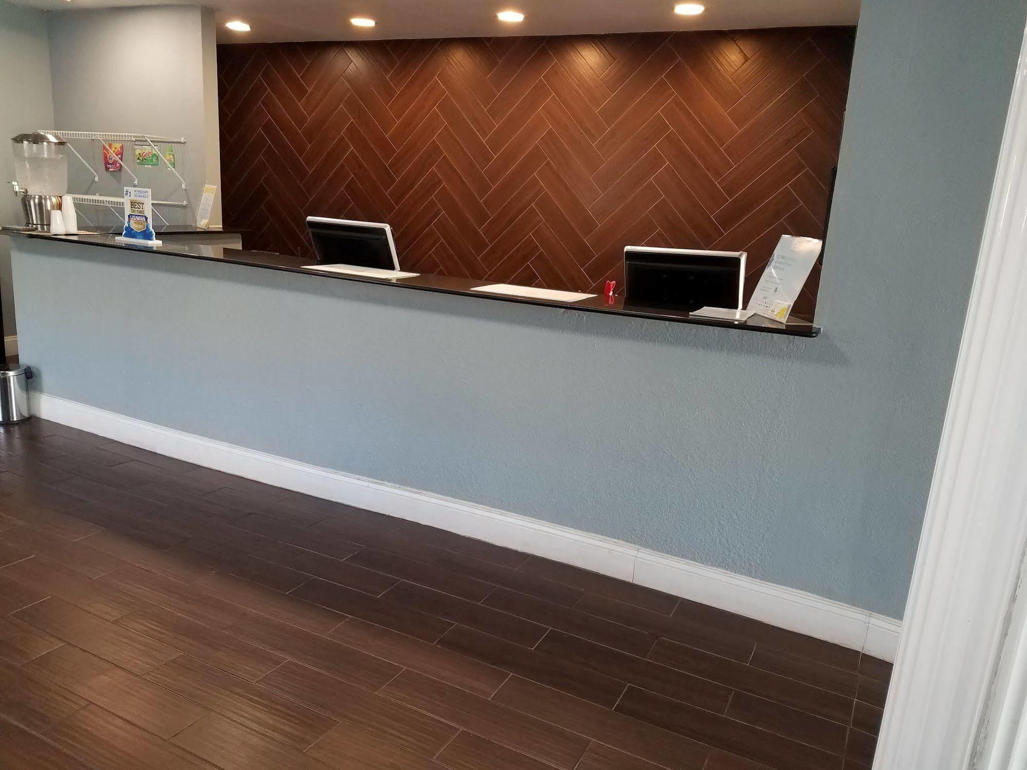 Days Inn & Suites By Wyndham Wichita East Kültér fotó