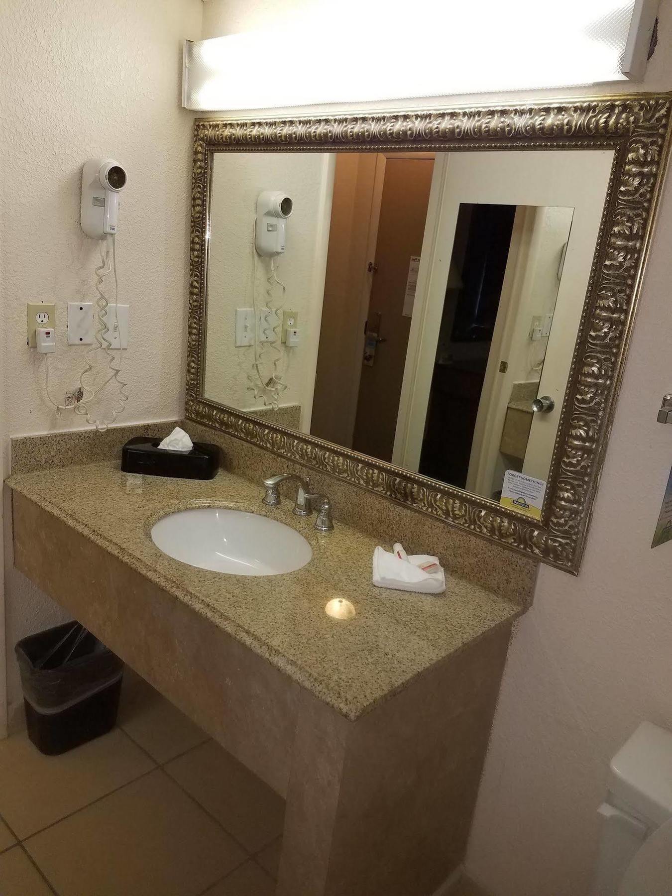 Days Inn & Suites By Wyndham Wichita East Kültér fotó