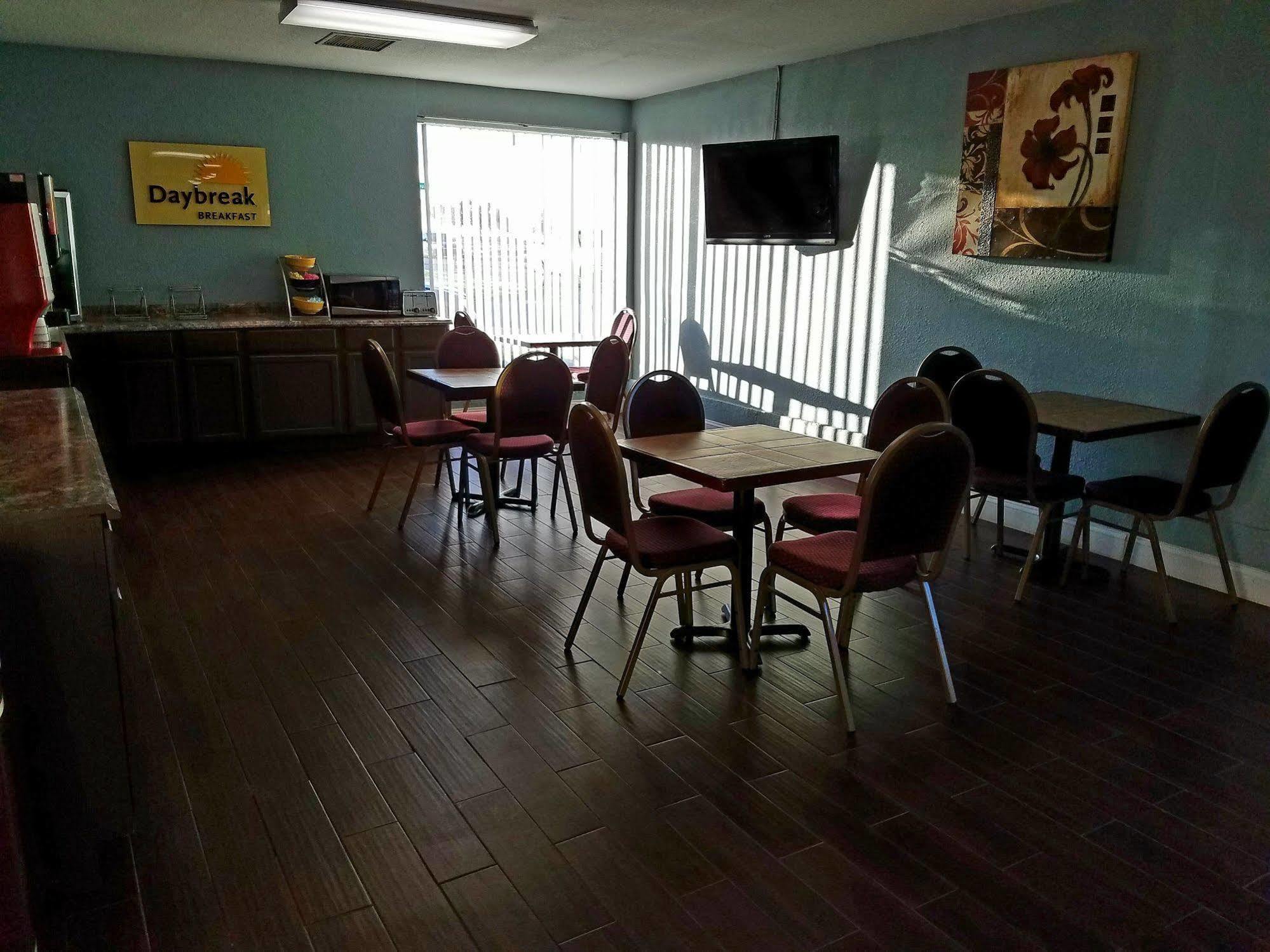 Days Inn & Suites By Wyndham Wichita East Kültér fotó