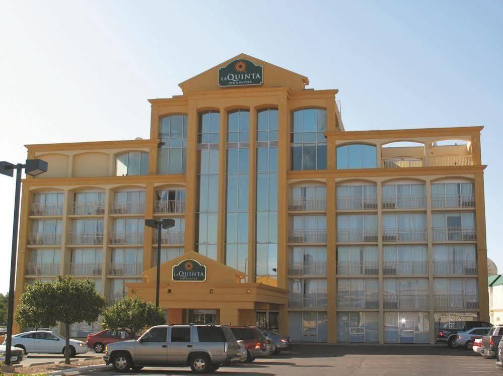 Days Inn & Suites By Wyndham Wichita East Kültér fotó