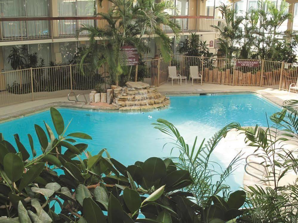 Days Inn & Suites By Wyndham Wichita East Kültér fotó
